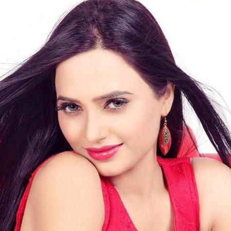 Roshni Rastogi Biography