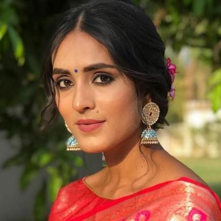 Mansi Taxak Biography