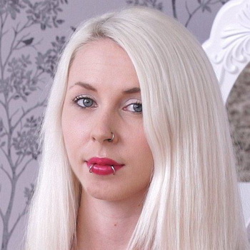 Ashleigh Doll Biography