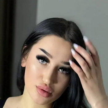 Violeta Crush Biography