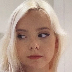 Chloe Adams - Age, Height, Birthdate, Family, Wiki & More