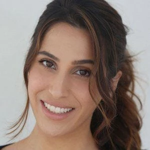 Donna Adi Biography