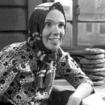 Aleksandra Khokhlova - Family, Bio, Birthday, Family, Income & More