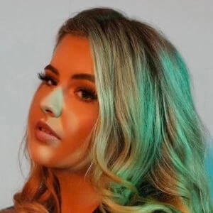 Lauren Amour - Age, Height, Birthdate, Family, Wiki & More