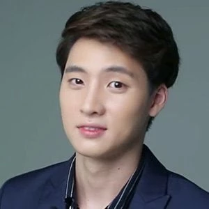 Mean Phiravich Attachitsataporn Biography