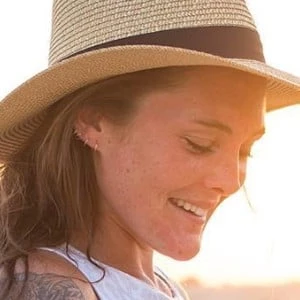 Abbey Bates - Family, Bio, Birthday, Family, Income & More