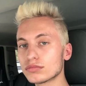 Davis Bates - Family, Bio, Birthday, Family, Income & More