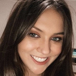 Holly Beck - Income, Birthday, Family, Bio, Networth & More