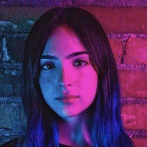 Gabriela Bee Biography