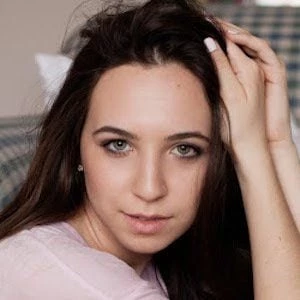 Emelyne Behr - Age, Bio, Birthdate, Family, Networth & More