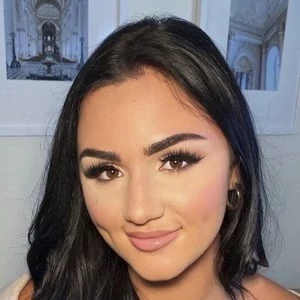 Sarah Bella Biography