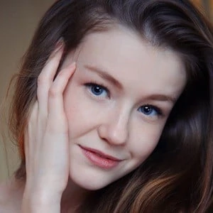 Emily Bloom - Adderess, Bio, Birthdate, Family, Wiki & More