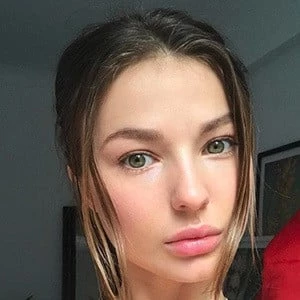 Mimi Bouchard Biography