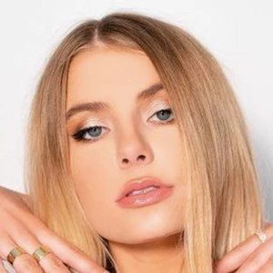 Demi Burnett - Age, Height, Birthdate, Family, Wiki & More