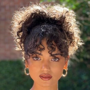 Olivia Calabio - Height, Bio, Wiki, Family, Birthplace, Networth & More