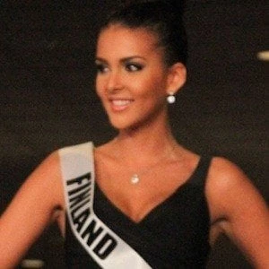 Sara Chafak Biography
