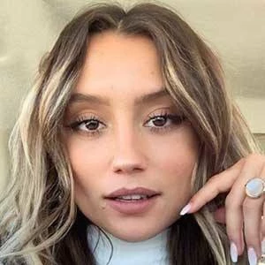 Chloe B - Age, Bio, Birthdate, Family, Networth & More