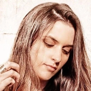 Laura Cox - Age, WIki, Birthday, Family, Networth & More