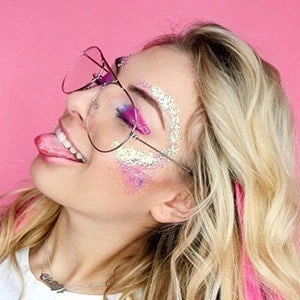 Chany Dakota Biography