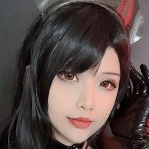 Hana Dinh Biography