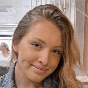 Chloe Dillon - Family, Bio, Birthday, Family, Income & More