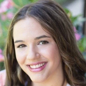 Nina Elizabeth - Family, Bio, Birthday, Family, Income & More