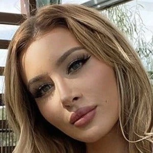 Molly Eskam Biography