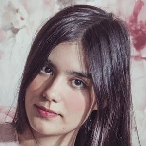 Estefanía Almaguer - Income, Birthday, Family, Bio, Networth & More