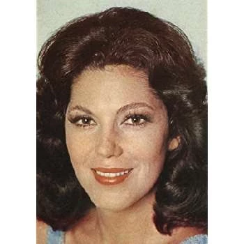 Ester Góes - Family, Bio, Birthday, Family, Income & More