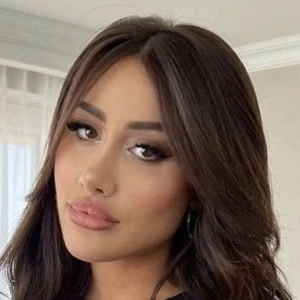 esterbron - Age, Height, Birthdate, Family, Wiki & More