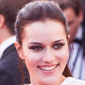 Fahriye Evcen - Family, Bio, Birthday, Family, Income & More