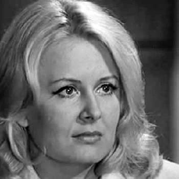 Eve Kivi - Age, Bio, Career, Family, Wiki, Networth & More