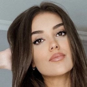 Vania Fernandes Biography