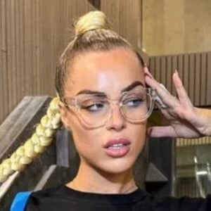 Eilish Flesch - Family, Bio, Birthday, Family, Income & More