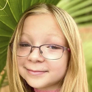 Leah from Francesca and Leah Biography