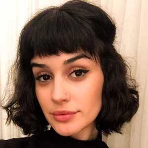 Naz Gharai - Height, Bio, Wiki, Family, Birthplace, Networth & More