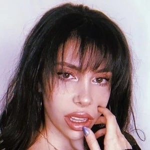 Julia Gilman - Family, Bio, Birthday, Family, Income & More