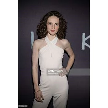 Gracie Davis - Age, Bio, Birthdate, Family, Networth & More