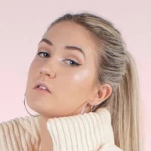 Claudia Greiner Biography