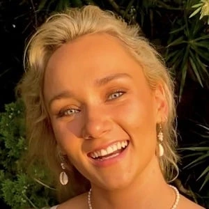 Emily Grosser Biography