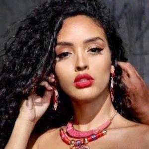 Izabela Guedes - Family, Bio, Birthday, Family, Income & More