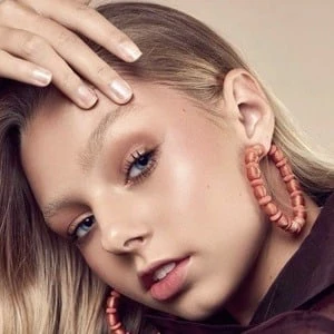 Gwen Rachel - Wiki, Bio, Networth, Birthdate, Family & More