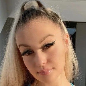 Holly H - Income, Birthday, Family, Bio, Networth & More