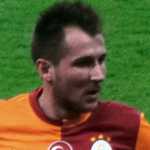 Izet Hajrovic - Family, Bio, Birthday, Family, Income & More