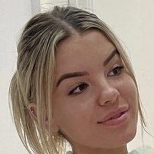 Jasmine Hand - Family, Bio, Birthday, Family, Income & More