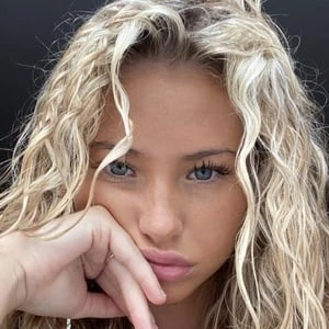 Emily Handley (Blondiez) - Bio, Networth, Family, Age, Birthdate & More