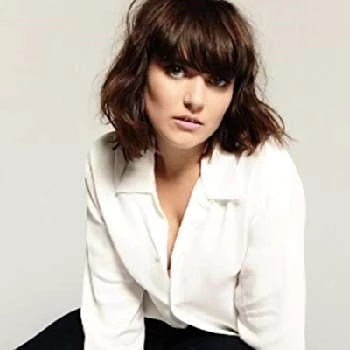 Hannah Dunne Biography