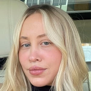 Amy Hembrow Biography