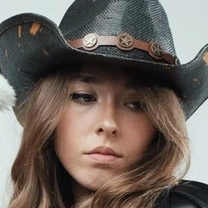 Hollie fy - Age, Bio, Birthdate, Family, Networth & More