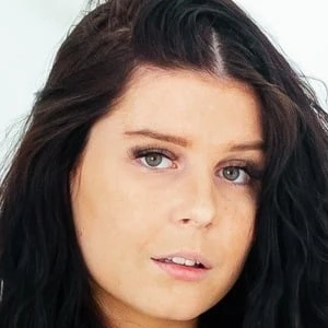 Kiki Isabella - Age, Height, Birthdate, Bio, Family, Networth & More